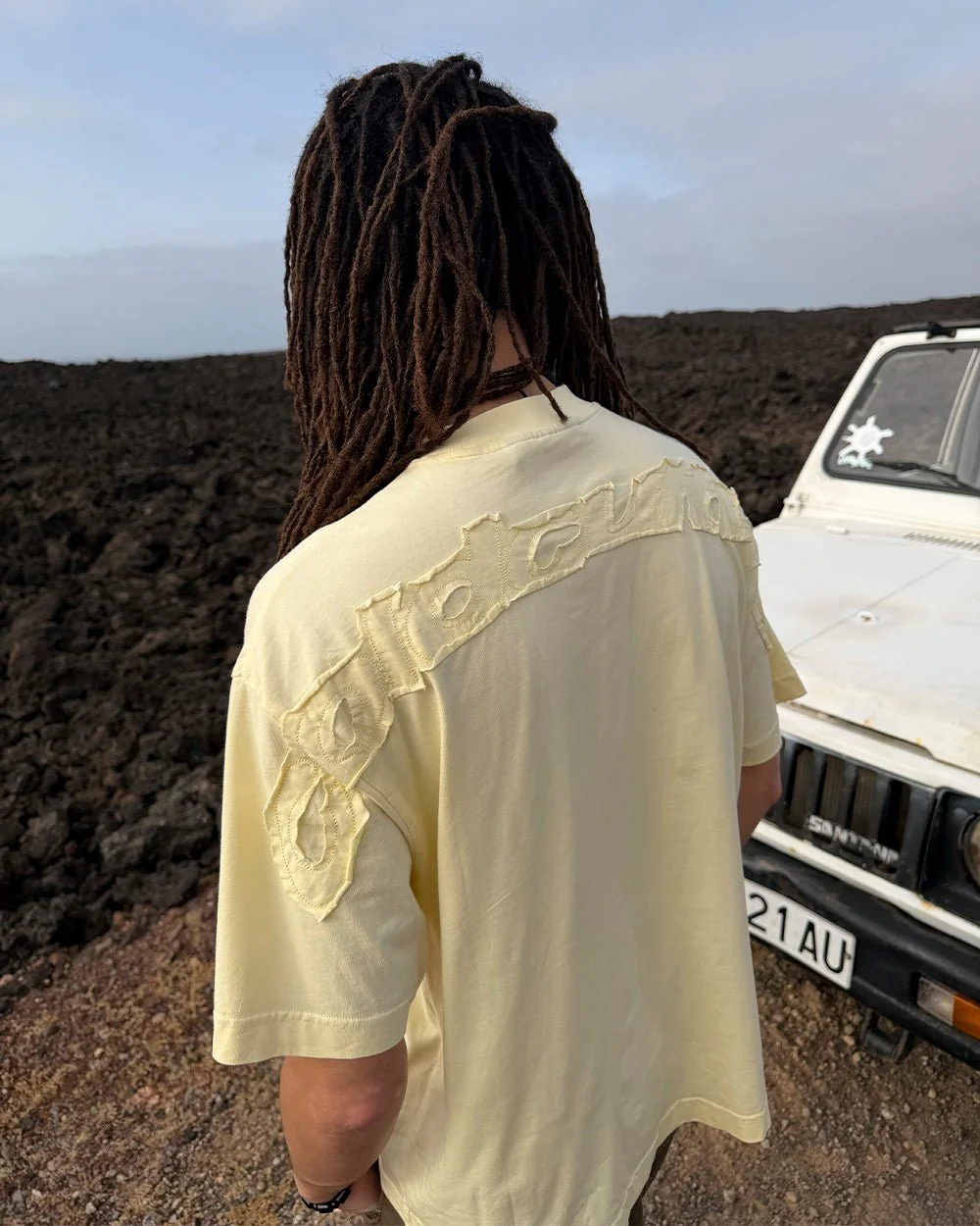 DISTRESS CURVED TEE YELLOW - Image 7