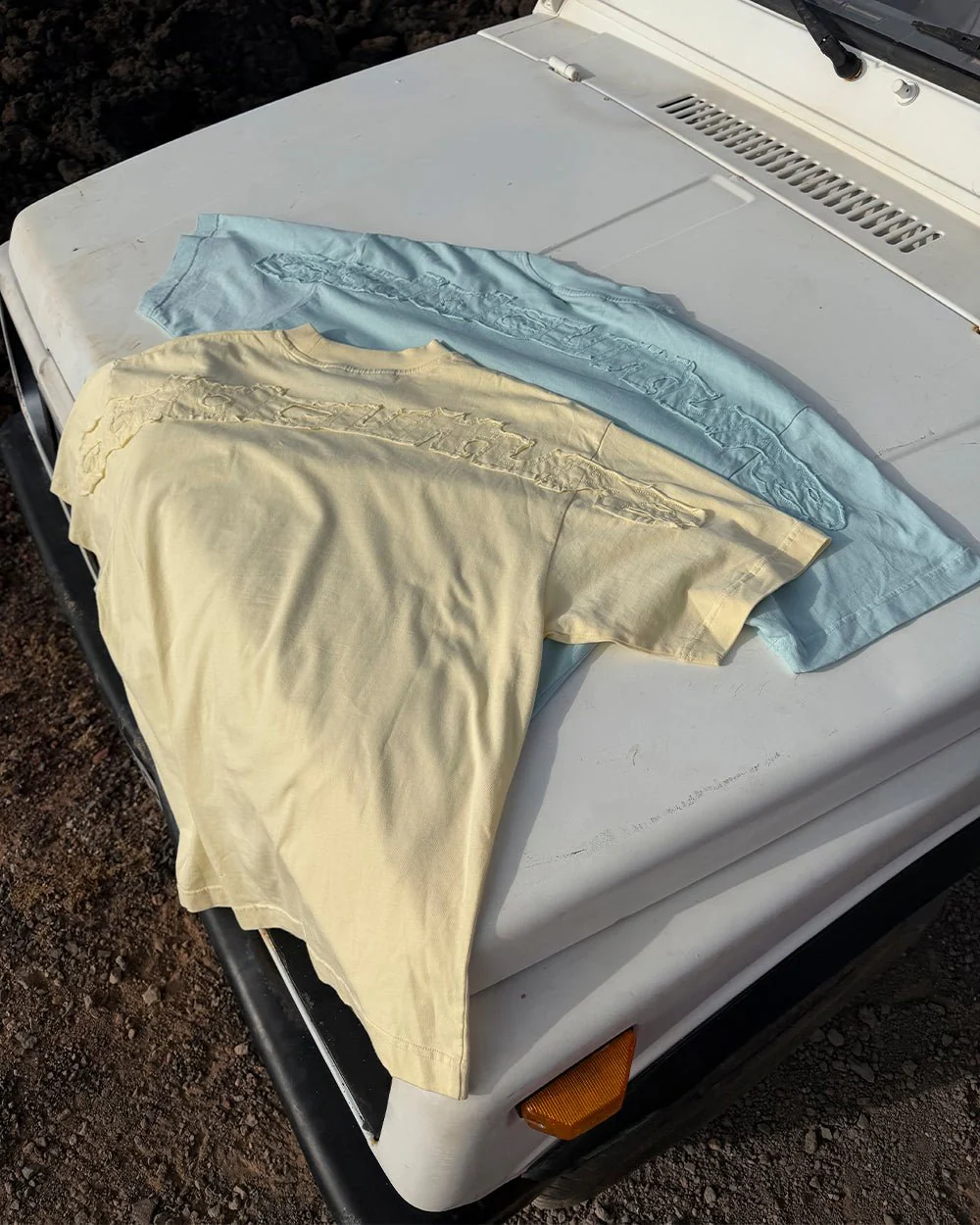 DISTRESS CURVED TEE YELLOW - Image 8
