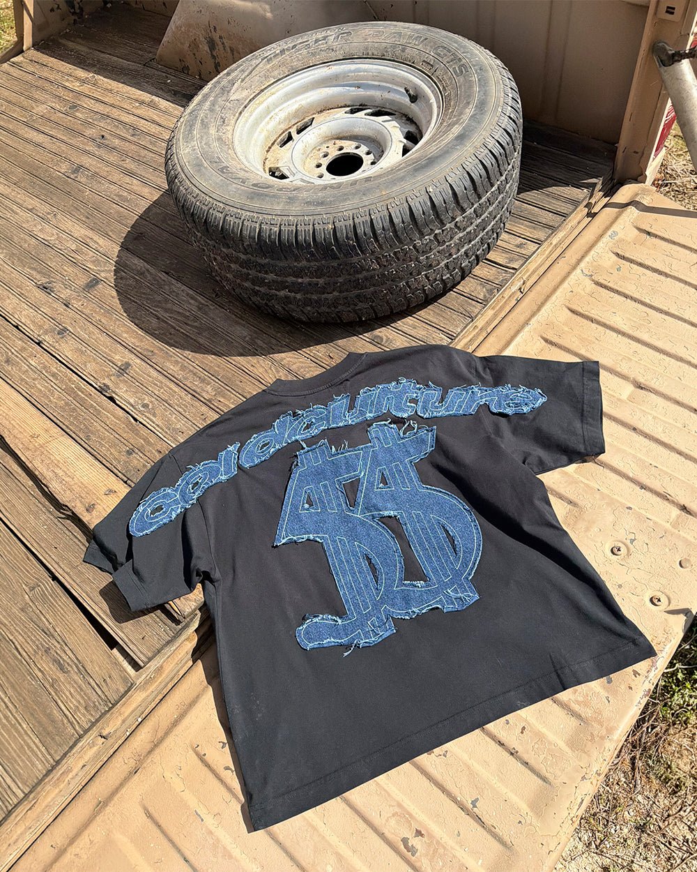 DISTRESSED DOLLAR TEE BLACK - Image 9