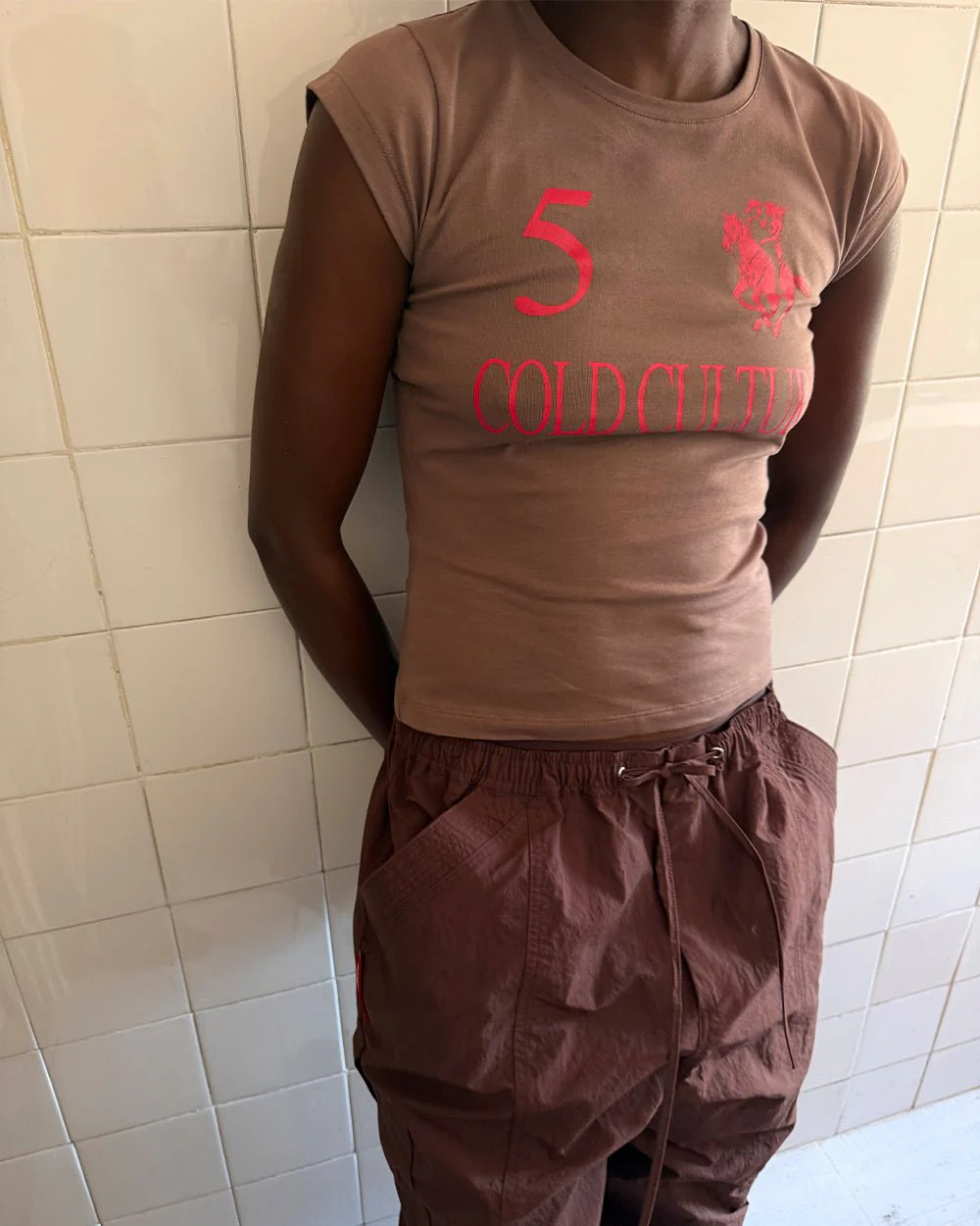 KNOTTY BABY TEE BROWN - Image 2