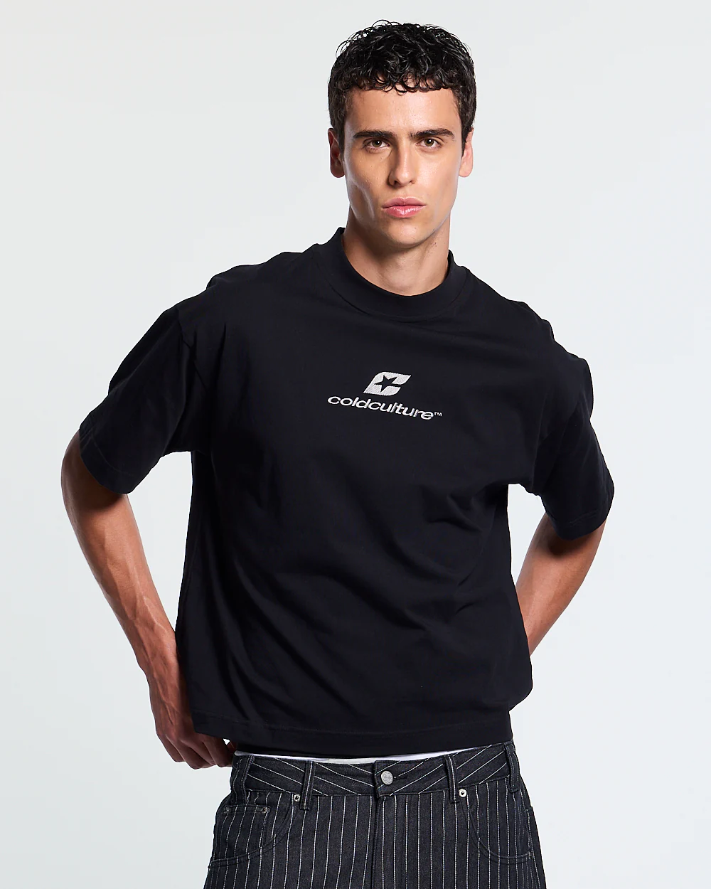 TARTAN DISTRESS CURVED TEE BLACK - Image 4