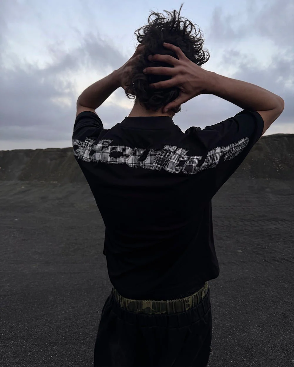 TARTAN DISTRESS CURVED TEE BLACK - Image 7